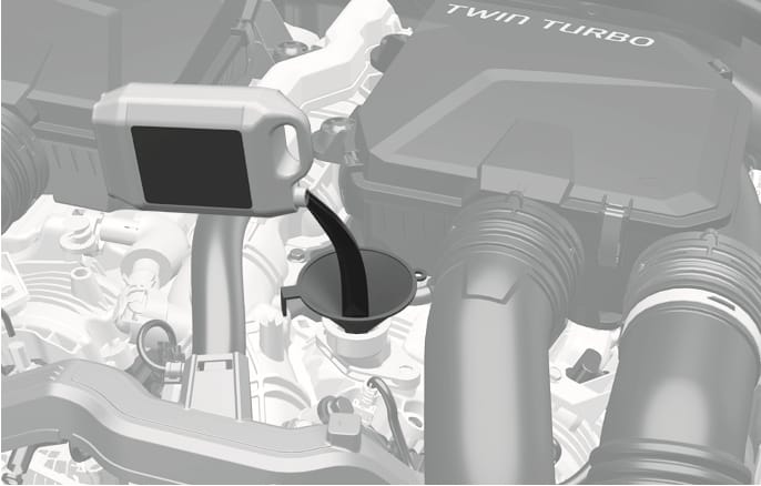 2025 제네시스 GV70 가솔린 3.5 터보 엔진 오일 보충 이미지입니다. TWIN TURBO 문구가 표시된 엔진 룸에서, 오일 주입구에 검은색 깔때기를 꽂고 오일 용기를 기울여 엔진 오일을 주입하는 모습을 상세하게 보여줍니다. 엔진 오일양이 부족할 경우 주입구를 통해 오일을 보충하는 과정을 설명합니다.
