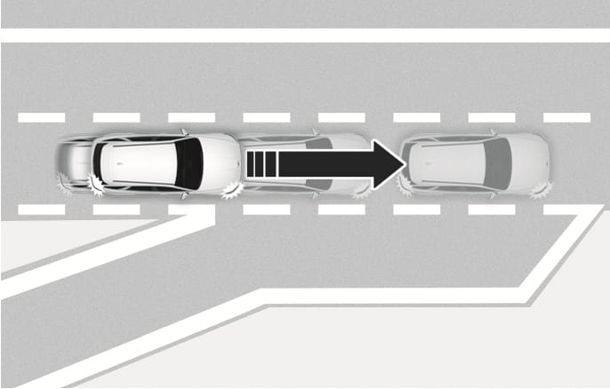 2025 제네시스 GV70 고속도로 차로변경 보조 작동 제한 이미지입니다. 왼쪽 차로의 차량에서 오른쪽 차로의 차량 쪽으로 굵은 검은색 화살표가 향하고 있으며, 두 차량 사이에 충돌 위험을 알리는 표시가 있습니다. 옆 차로에 차량이 있어 차로 변경이 제한되는 상황을 설명합니다.