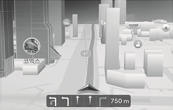 2025 제네시스 GV70 클러스터 Wide Map 모드 화면 이미지입니다. 입체적인 지도 배경에 '코엑스' 위치와 주행 경로가 표시되어 있으며, 화면 하단에는 차로별 진행 방향을 알리는 화살표와 '750 m' 거리 정보가 나타나 있습니다. 내비게이션 경로 안내 정보를 클러스터 전체 화면으로 넓게 표시하는 기능을 설명합니다.